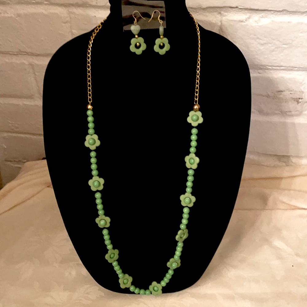 🎉2 for $20🎉  vintage bright green necklace & earring set (OLCC)